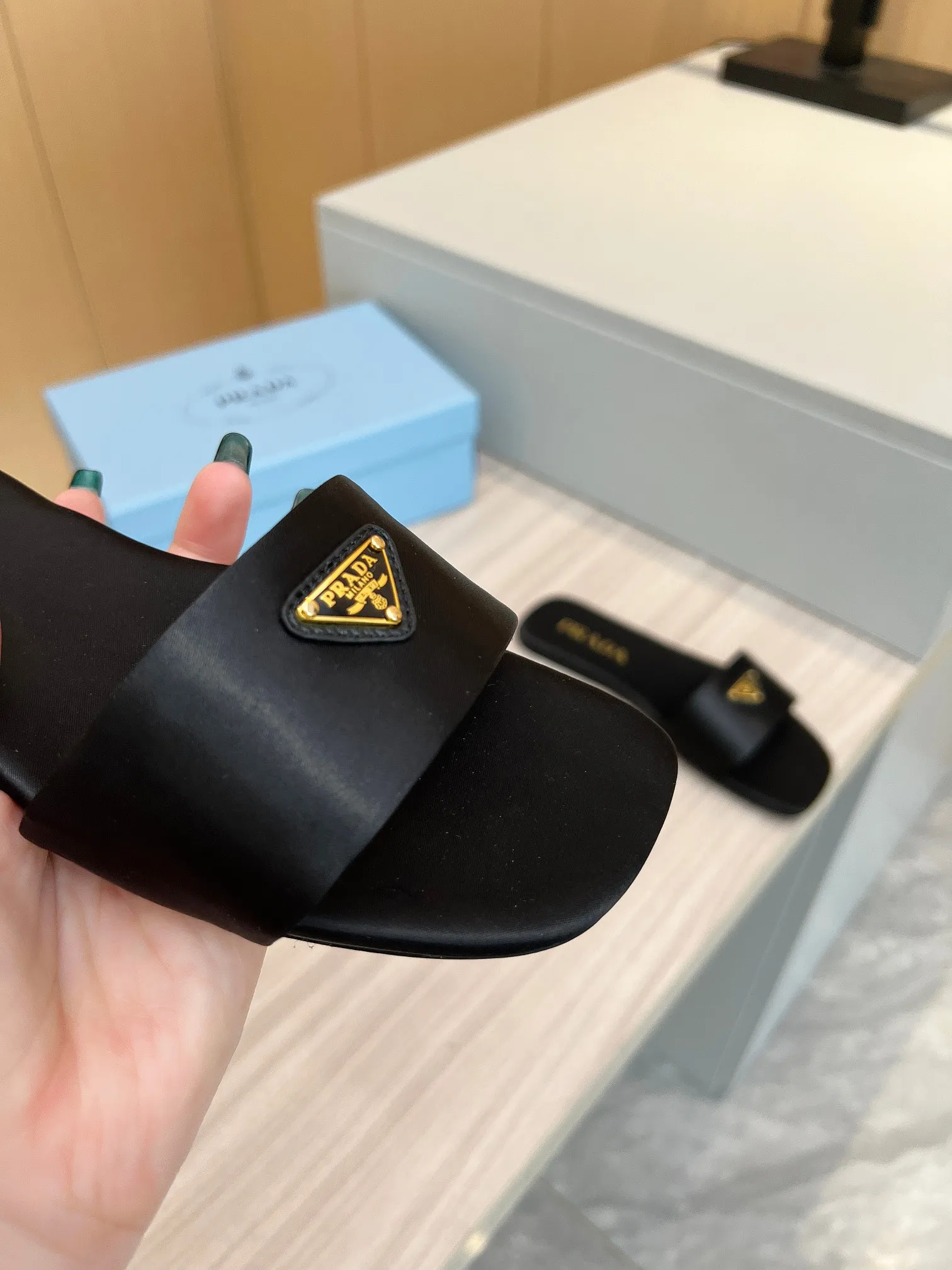 👟👟Ex-factory price 420👟👟 Top version on the market🔥4048SS Prada〰️Triangle logo ✔️Top quality ✔️Elegant, intellectual, retro and cute in one ✔️Upper: original silk surface ➕Original hardware buckle ✔️Inner: lambskin lining ✔️Original Italian leather outsole ✔️12 colors available from stock ✔️Size: 35-42 (41, 42, customized)